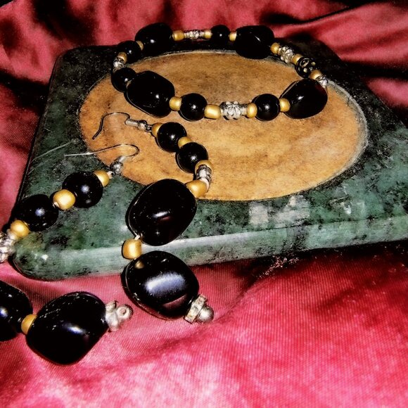 Beaded Black Jelwery Set [ Errings & Braclet ] - Picture 5 of 6